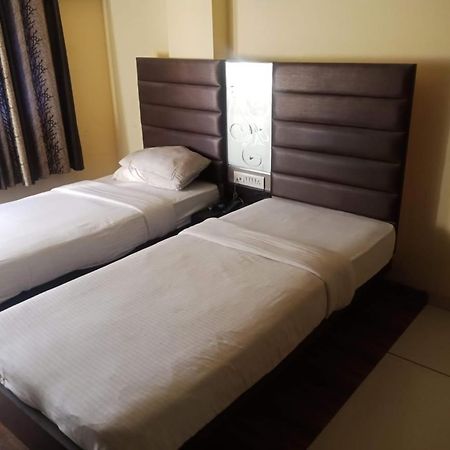 Hotel Kadamb Inn Ahmedabad Exterior photo