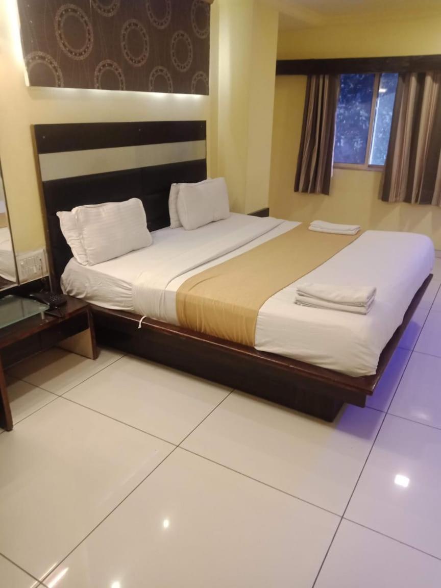 Hotel Kadamb Inn Ahmedabad Exterior photo
