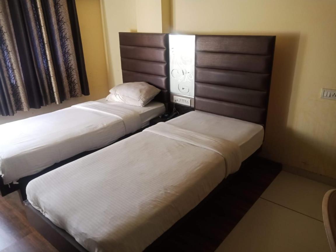 Hotel Kadamb Inn Ahmedabad Exterior photo